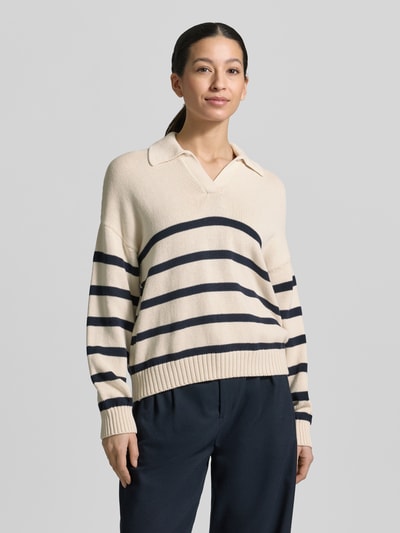 Modelka nosi Regular Fit Strickpullover aus Baumwoll-Mix Modell 'PANFILO' od Weekend Max Mara w paski, kremowy z granatowymi detalami, kołnierzyk koszulowy, długi rękaw, faktura dzianinowa, krój regular fit, widok całej sylwetki z przodu.
