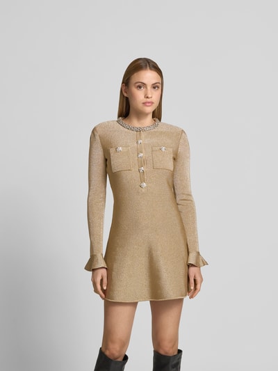 Frauenmodel trägt Minikleid mit Viskose-Anteil von Self-Portrait in Gold, langärmelig, Ziersteinbesatz, aufgesetzte Taschen, tailliert, Ganzkörperansicht von vorne.
