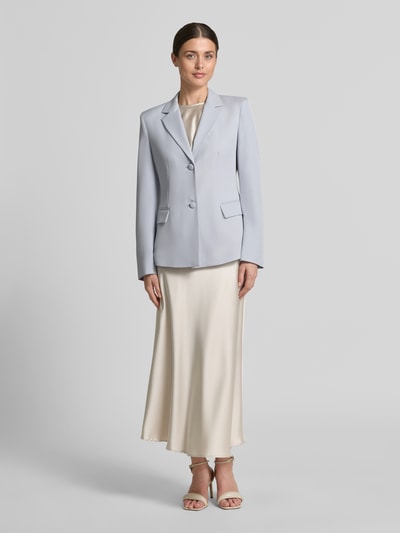 Frauenmodel trägt Blazer mit Reverskragen und Pattentaschen von Jake*s Collection im hellblauen Farbton, Material-Mix mit Stretch-Anteil, taillierter Schnitt, Knopfleiste, Vorderseite, Ganzkörperansicht von vorne. Rückenlänge bei Größe 36: 65 cm, Brustweite: 46 cm, Ärmellänge: 63 cm.