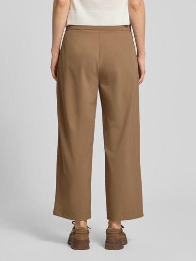 Frauenmodel trägt Culotte mit Längsnähten Modell 'PALINA' von Raffaello Rossi in Braun, Wide-Leg, 6/8-Länge, Ganzkörperansicht Rückansicht.