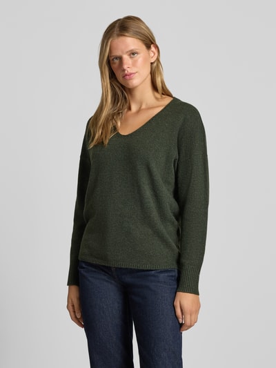 Vrouwenmodel draagt Relaxed Fit Pullover met v-hals van ONLY in donkergroen, effen kleur, zachte textuur, Dames pullover, vooraanzicht busteshot.