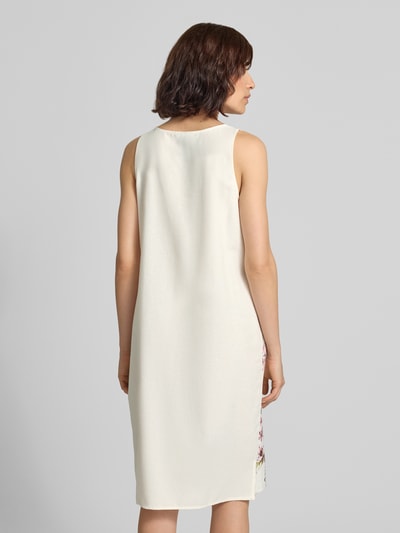 Frauenmodel trägt knielanges Kleid aus Leinen-Baumwoll-Mix Modell 'Ma44rwa' von ZABAIONE, cremefarben, gerader Schnitt, Ganzkörperansicht Rückansicht.
