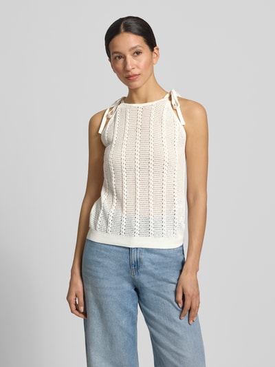 Frauenmodel trägt Relaxed Fit Trägertop aus Baumwoll-Mix Modell 'LUX LIGHT' von Vero Moda, Optik: Unifarben, Lochstrickmuster, Rundhals, Bindebänder, Rumpfabschluss: Gerippt, Materialverarbeitung: Strick, Vorderansicht Oberkörper.