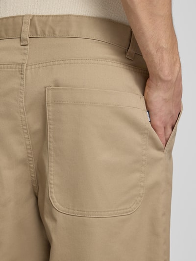 Mężczyzna nosi Bermudas mit Eingrifftaschen od REVIEW, mieszanka bawełny, krój regular fit, wpuszczane kieszenie, beżowy kolor, detal tylnej części, z tylną kieszenią, długość wewnętrzna nogawki 28 cm, szerokość w rozmiarze M: 45 cm, zbliżenie tylnej części