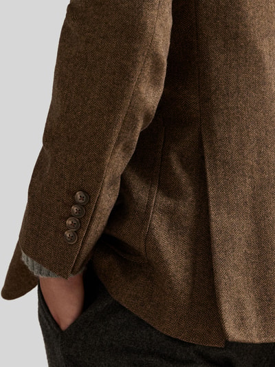 Männermodel trägt Regular Fit Anzugsakko mit Woll-Anteil von Polo Ralph Lauren in brauner Melange-Optik, Detailaufnahme seitlich