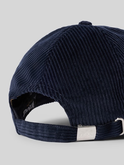 Produktfoto, Cap aus reiner Baumwolle von Barbour in Dunkelblau mit Rippenstruktur und silberner Metallschnalle, Herren Cap von Barbour.
