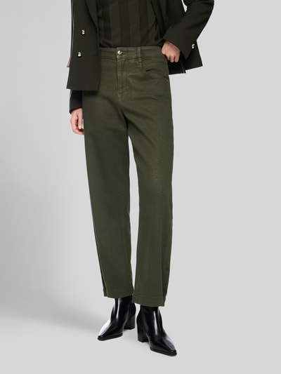 Kobieta prezentuje Relaxed Fit High Waist Jeans mit Eingrifftaschen von Marc Cain, mieszanka bawełny i elastanu, efekt błyszczący, wpuszczane kieszenie, szerokość w rozmiarze 36: 38 cm, długość wewnętrzna nogawki w rozmiarze 36: 71 cm, ciemnozielony, pełny widok z przodu.