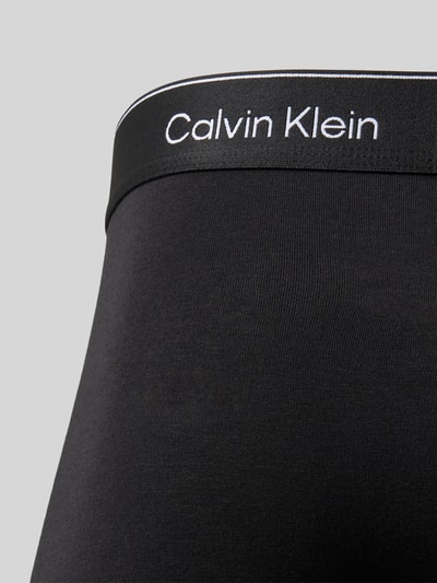 Männermodel trägt Pant & Trunk mit elastischem Label-Bund im 3er-Pack von Calvin Klein Underwear aus Baumwoll-Elasthan-Mix, Nahaufnahme Oberkörper