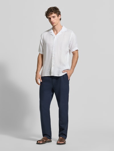Männermodel trägt Modern Fit Freizeithemd aus Leinen Modell 'CAMICIA' von MARKUP in Weiß, Kentkragen, Knopfleiste, Ganzkörperansicht von vorne. Rückenlänge bei Größe M: 74 cm, Schulterbreite: 43 cm, Ärmellänge: 26 cm.