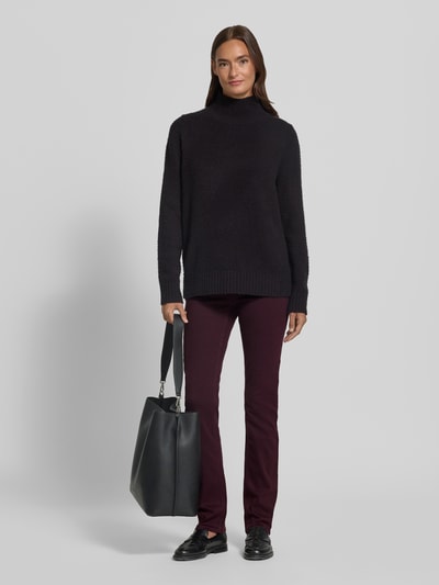 Vrouwenmodel draagt Straight Fit Jeans uit mix van lyocell, model 'MARY' van Brax in donker bordeauxrood, dames straight fit jeans, full body vooraanzicht.