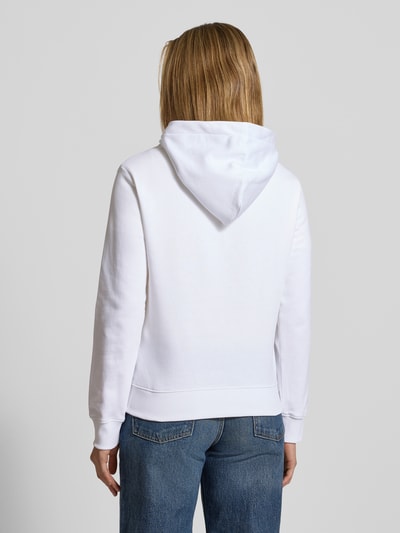 Vrouwenmodel draagt Regular Fit Hoodie met labelprint van Gant, katoenmix, wit, eenvoudige structuur, dames hoodie, achteraanzicht.