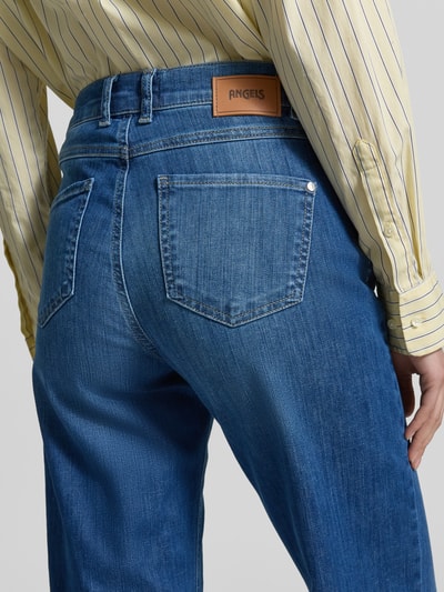 Frauenmodel trägt Jeans mit aufgesetzten Taschen Modell 'Liz Smart' von Angels im Used-Look, Baumwoll-Mix mit Stretch-Anteil, Nahaufnahme Rückansicht.