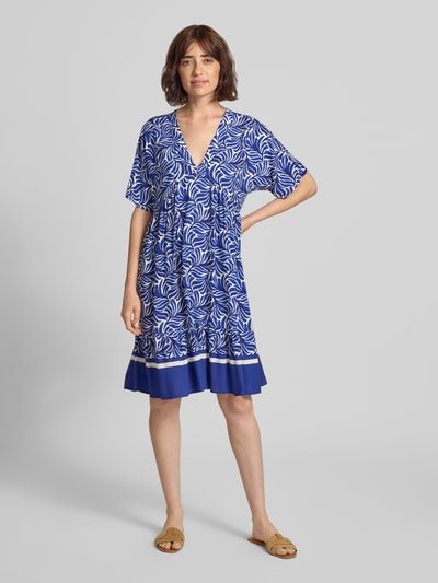 Frauenmodel trägt Knielanges Kleid aus Viskose Modell 'Me44la' von ZABAIONE, blaues Allover-Muster, A-Linie, V-Ausschnitt, Ganzkörperansicht von vorne