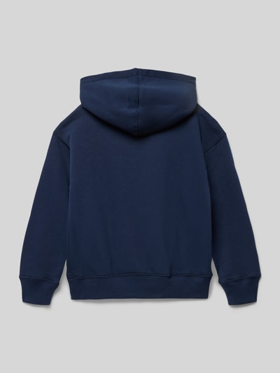 Männermodel trägt Hoodie mit Logo und Känguru-Tasche von GAP, Baumwoll-Mix, krój regular fit, navy, Ganzkörperansicht Rückansicht
