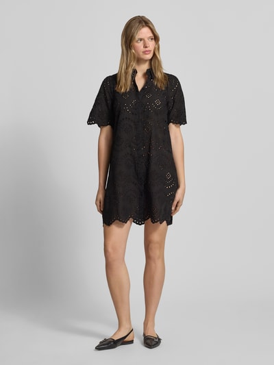 Frauenmodel trägt ausgestelltes Freizeitkleid aus reiner Baumwolle Modell 'VALAIS' von Only in Schwarz, Optik: Unifarben, Mini-Länge, Hemdkragen, Knopfleiste, Kurzarm, gewebte Details, Ganzkörperansicht von vorne.