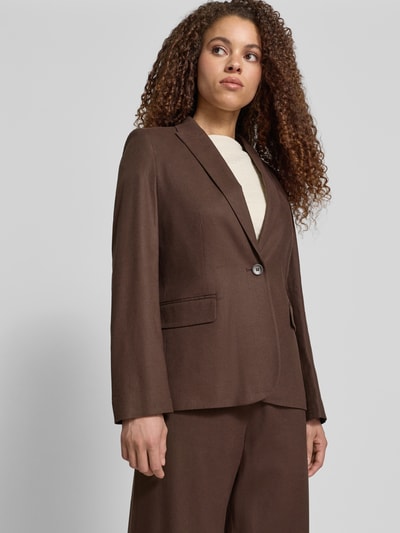 Vrouwenmodel draagt Blazer met Reverskragen und Pattentaschen van Jake*s collectie in bruin, getailleerd model, knoopsluiting, klepzakken, ruglengte maat 38: 65 cm, borstwijdte maat 38: 46 cm, mouwlengte maat 38: 62 cm, geheelopname van voren.