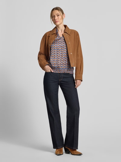 Vrouwenmodel draagt Regular Fit blouse uit zuiver viscose van MORE met opstaande kraag met ruches, v-hals, lange mouwen, ganzicht vooraan.