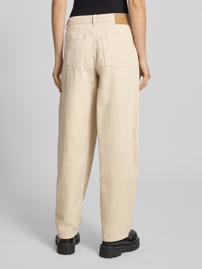 Männermodel trägt Wide Fit Jeans im 5-Pocket-Design Modell 'Barrel' von JJXX, kremowy kolor, czysta bawełna, szerokość w rozmiarze 27/32: 38 cm, długość nogawki od wewnątrz: 78 cm, zdjęcie całej sylwetki z tyłu