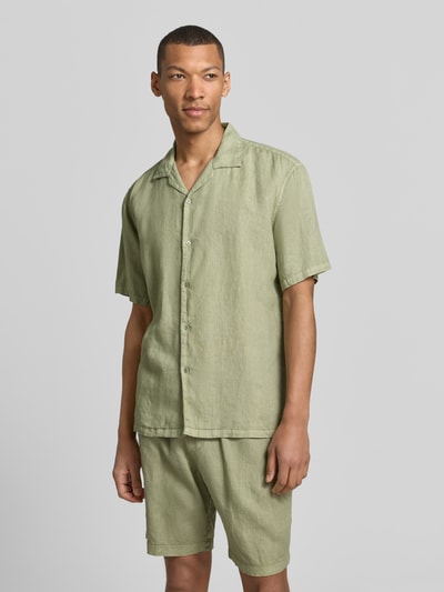 Mannelijk model draagt Regular Fit Leinenhemd mit Reverskragen van MCNEAL in lichtgroen linnen met korte mouwen en knoopsluiting, voorkant hele lichaam, context: puur linnen, regular fit, reverskraag, ruglengte 71 cm, schouderbreedte 50 cm, mouwlengte 30 cm.