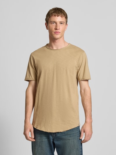Männermodel trägt Regular Fit T-Shirt aus reiner Baumwolle Modell 'Benne' von Only & Sons, Optik: Unifarben, Melange, Nahaufnahme Oberkörper.