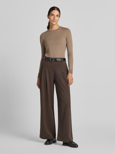 Frauenmodel trägt Regular Fit Pullover aus reiner Schurwolle Modell 'Ferpina' von BOSS in Beige, glatte Textur, Ganzkörperansicht von vorne, Damen Pullover von BOSS.