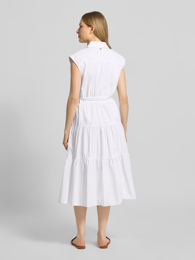 Frauenmodel trägt Hemdblusenkleid mit Gürtel und Knopfleiste von MICHAEL Michael Kors in Weiß, tailliert, Midilänge, Ganzkörperansicht Rückansicht.