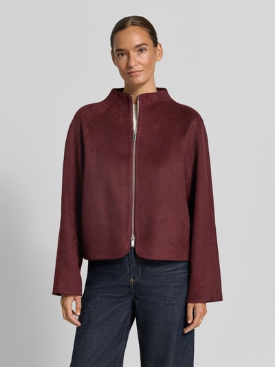 Modelka nosi Blouson mit Stehkragen Modell 'Helisu' von OPUS, kolor jednolity, długi rękaw, zaokrąglony dół, materiał z mieszanki wełny, widok całej sylwetki z przodu.