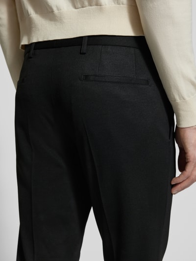 Męski model nosi Straight Fit Spodnie materiałowe z mieszanki wiskozy od Roy Robson, kanty, kieszenie z tyłu, detal zdjęcia, ujęcie z tyłu