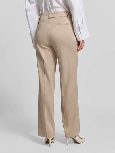 Vrouwenmodel draagt Hose mit Bügelfalten und Eingrifftaschen van More & More in beige materiaalmix met viscose, regular fit, persplooien, steekzakken, paspelzakken achter, bandwijdte maat 36: 38 cm, binnenbeenlengte maat 36: 79 cm, volledig lichaam achteraanzicht.