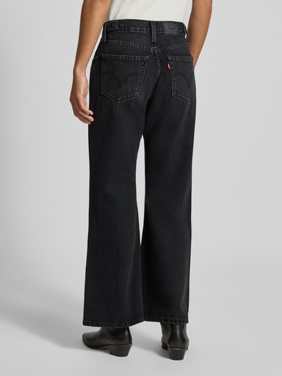 Frauenmodel trägt schwarze Loose Fit Jeans aus reiner Baumwolle Modell 'CINCH' von Levi's®, Damen Wide & Loose Fit Jeans, Ganzkörperansicht Rückansicht.