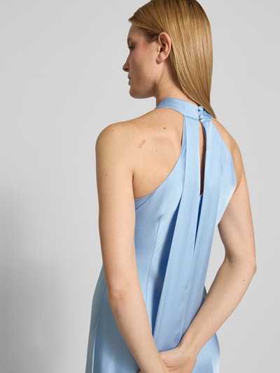 Frauenmodel trägt Regular Fit Abendkleid im ärmellosen Design von Adrianna Papell in hellblauem Satin mit Neckholder und Elastischer-Material-Mix, seidig-glatte Oberfläche, Rückenlänge 49 cm, Brustweite 46 cm, Ganzkörperansicht Rückansicht.