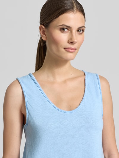Frauenmodel trägt Tanktop mit U-Ausschnitt Modell 'SONOMA' von American Vintage in Hellblau, reine Baumwolle, lockerer Schnitt, Nahaufnahme Oberkörper.