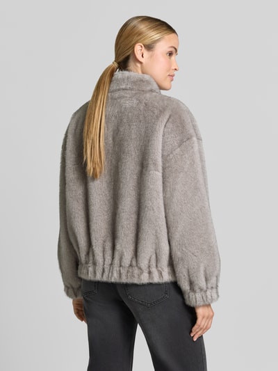 Männermodel trägt Regular Fit Jacke aus Sztuczne futro Model 'GIACCONE' von Liu Jo White, jasnoszary, z kieszeniami z patką, stójka, elastyczne wykończenia, Długość tyłu w rozmiarze 36: 59 cm, Szerokość ramion w rozmiarze 36: 56 cm, Szerokość w rozmiarze 36: 60 cm, Długość rękawów w rozmiarze 36: 50 cm, Ganzkörperansicht Rückansicht