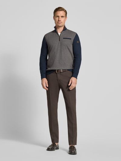 Männermodel trägt Sweatshirt mit Label-Details von bugatti in Grau und Dunkelblau, gerader Schnitt, Ganzkörperansicht von vorne.