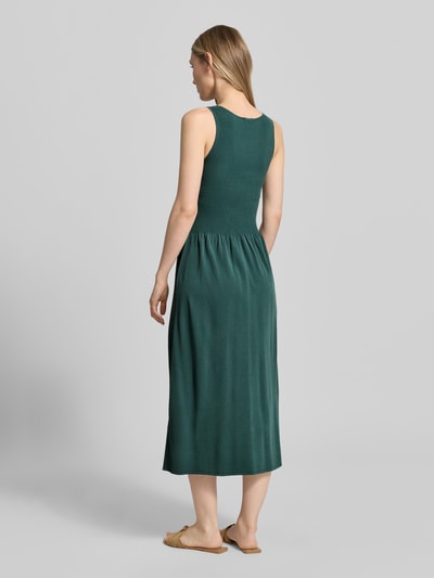 Vrouwenmodel draagt A-lijn tricotjurk uit viscosemix model 'CALIBRI' van Weekend Max Mara in donkergroen, dames, volledige lichaamsachteraanzicht.