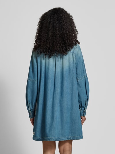 Frauenmodel trägt knielanges Jeanskleid mit Stehkragen von Marc Cain, Used-Look in Blau, Baumwoll-Lyocell-Mix, Ganzkörperansicht Rückansicht.