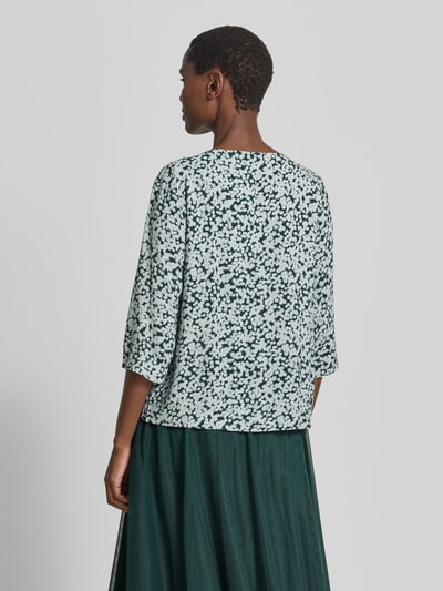 Modelka nosi Blusenshirt aus Viskose mit 3/4-Arm od Zero, zielono-biały wzór, krój regular fit, widok całej sylwetki od tyłu