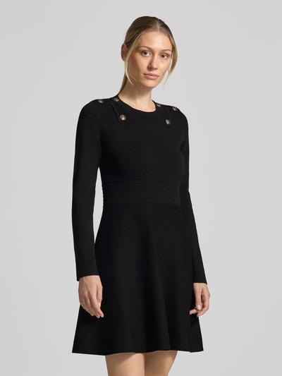 Frauenmodel trägt schwarzes Slim Fit Minikleid aus Viskose-Mix mit Zierbesatz, Modell 'Abito Maglia' von Liu Jo White, Ganzkörperansicht von vorne.