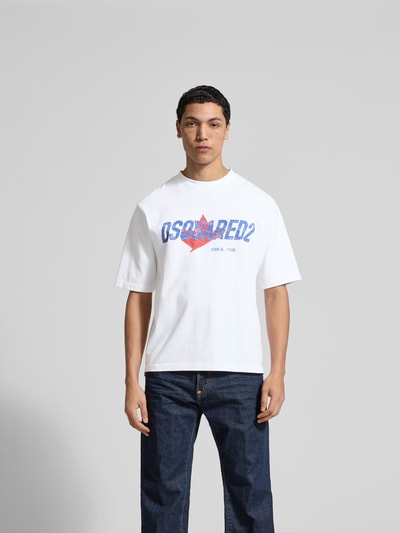 Männermodel trägt Loose Fit T-Shirt aus reiner Baumwolle von Dsquared2 mit Rundhalsausschnitt, Label-Print, Weiß und Blau, Ganzkörperansicht von vorne.