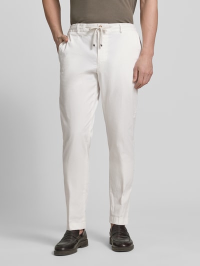 Mężczyznamodel nosi Slim Fit Jeans mit Kordelzug Modell 'Sake' von JOOP! Collection, mieszanka bawełny z dodatkiem streczu, krój slim fit, zapięcie na guzik i zamek błyskawiczny, trok, wpuszczane kieszenie boczne, z tyłu kieszenie z wypustką, szerokość w rozmiarze 50: 39 cm, długość wewnętrzna nogawki 86 cm, jasny kolor, gładka powierzchnia, prosty fason, Ganzkörperansicht z przodu.