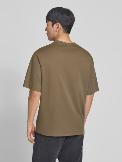Männermodel trägt T-Shirt mit Logo-Print und Rundhalsausschnitt von Profuomo aus Reine Bio-Baumwolle, Relaxed-Fit, Rückenlänge 70 cm, Ganzkörperansicht Rückansicht
