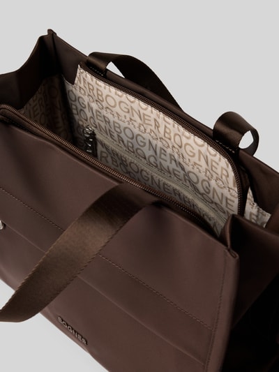 Produktfoto, Handtasche mit Logo-Detail Modell 'Maxon' von BOGNER in Braun mit Reißverschluss, Logo-Schulterriemen und Innenfutter mit BOGNER-Schriftzug, Maße 32x25x14 cm, Schulterriemen 38 cm.