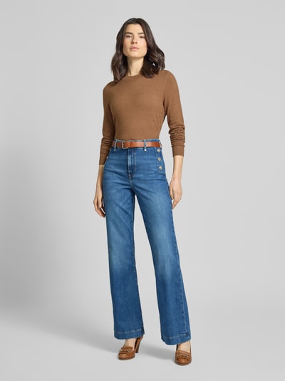 Modelka nosi jeansy w efekcie znoszenia model 'NEW FAYE PANT' od Guess, mieszanka bawełny z dodatkiem streczu, szerokie nogawki, całkowity widok z przodu.