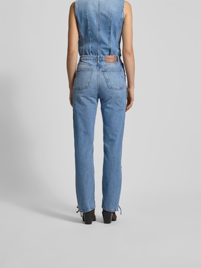 Frauenmodel trägt Straight Fit Jeans aus Baumwolle von ROTATE in Blau mit 5-Pocket-Design und seitlichen Zopf-Optik-Einsätzen, Ganzkörperansicht Rückansicht. Innenbeinlänge bei Größe 27: 81 cm, Bundweite bei Größe 27: 38 cm.