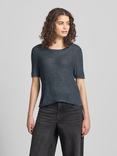 Frauenmodel trägt Regular Fit Strickpullover mit kurzen Ärmeln Modell 'SUNNY' von Only, unifarben, gerippt, Rundhals, Nahaufnahme Oberkörper.