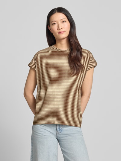 Frauenmodel trägt Loose Fit T-Shirt aus reiner Baumwolle von Armedangels, gestreift in Beige und Schwarz, Damen T-Shirt, Ganzkörperansicht von vorne.