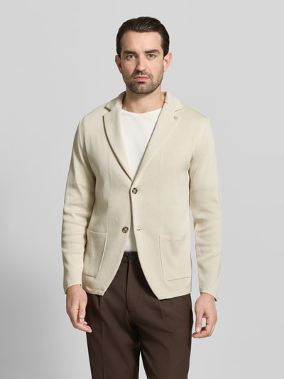 Männermodel trägt Slim Fit 2-Knopf-Sakko mit Reverskragen von Manuel Ritz aus reiner Baumwolle in Beige, Ganzkörperansicht von vorne.