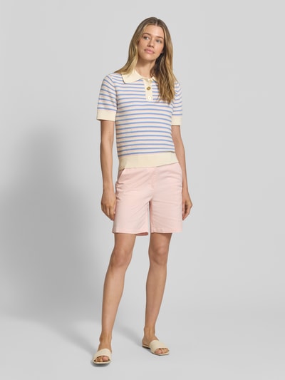 Frauenmodel trägt Strickshirt mit Polokragen und Knopfleiste von Gant, cremeblau gestreift, Regular Fit, reine Baumwolle, Ganzkörperansicht von vorne.