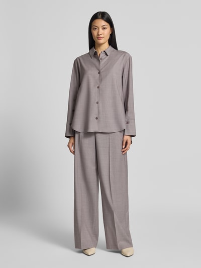 Kobieta prezentuje Regular Fit Hemdbluse aus reiner Schurwolle von windsor., szara, gładka faktura, długi rękaw, kołnierzyk koszulowy, listwa guzikowa, całkowita długość tyłu 72 cm w rozmiarze 36, długość rękawa 58 cm w rozmiarze 36, Ganzkörperansicht von vorne