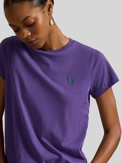 Vrouwenmodel draagt T-Shirt met Label-Stitching van Polo Ralph Lauren, katoen, regular fit, paars, geribde ronde hals, detailopname bovenlichaam.